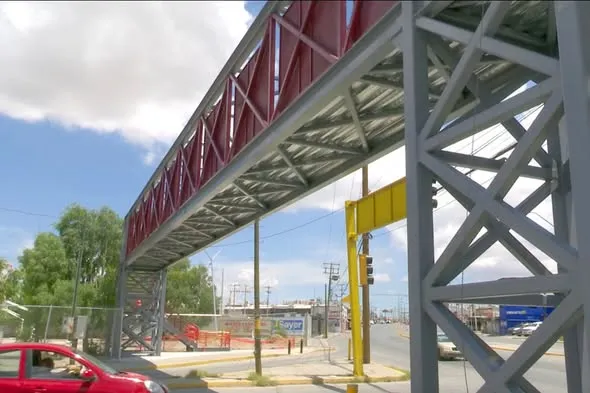 Estrenan puente peatonal en cruce de Tapioca y Manuel J. Clouthier