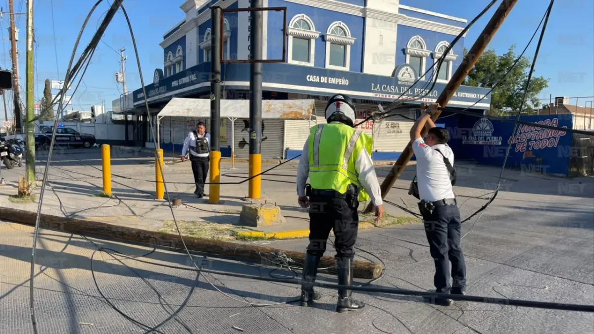 Tráiler derriba poste y afecta circulación en la Plutarco Elías Calles