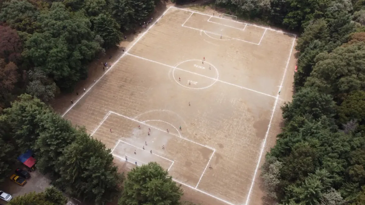 Conoce el 'Campo de los Dioses', la cancha construida dentro de un volcán