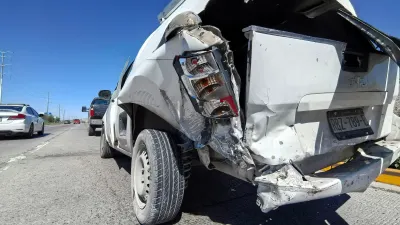 Chocan camioneta y tráiler en bulevar Juan Pablo II y cierran carril
