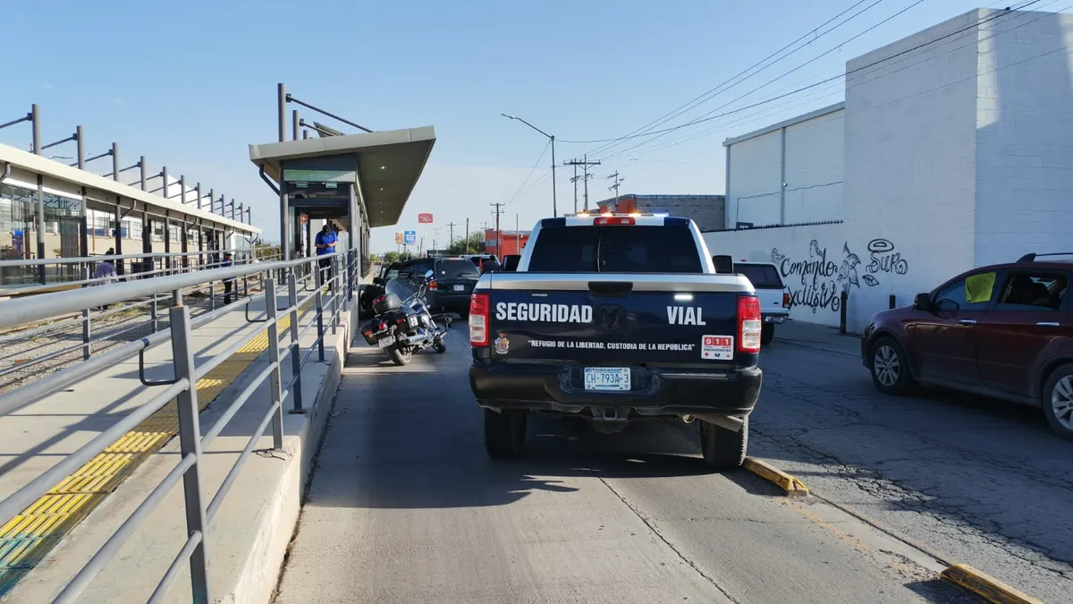 Choque frente a estación del JuárezBus El Vergel congestiona el eje vial