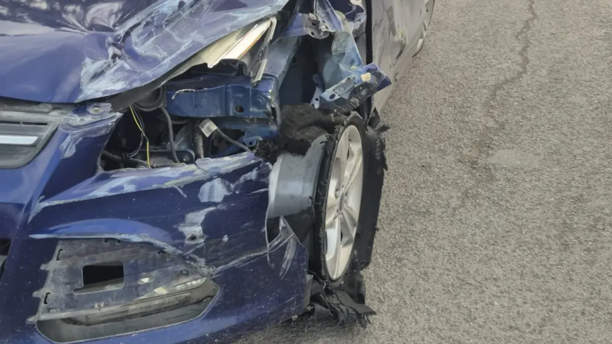Vuelca camioneta tras choque en la Talamás; el responsable se da a la fuga