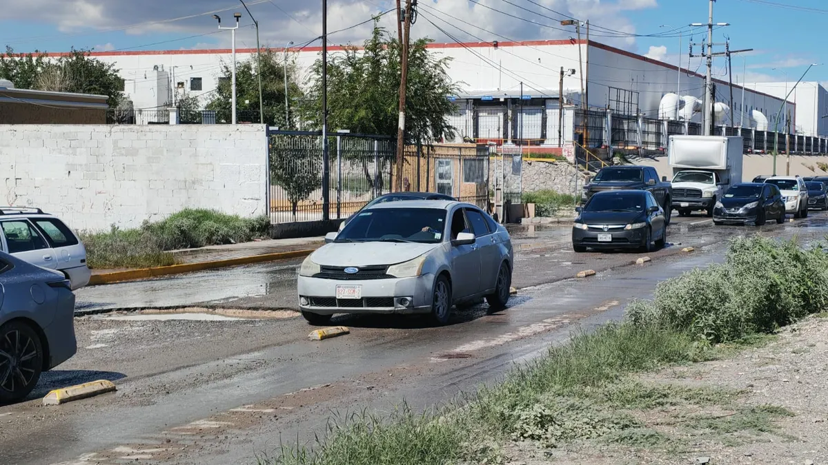 Baches de gran tamaño complican circulación en eje vial Juan Gabriel