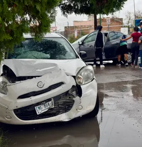 Deja lluvia semáforos apagados y provoca choque en la Vicente Guerrero