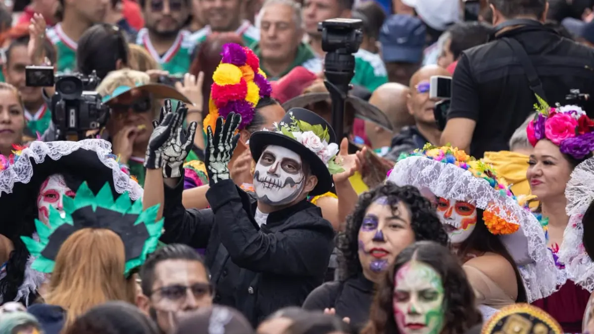 Busca CDMX récord Guinness con masiva ola humana en Paseo de la Reforma