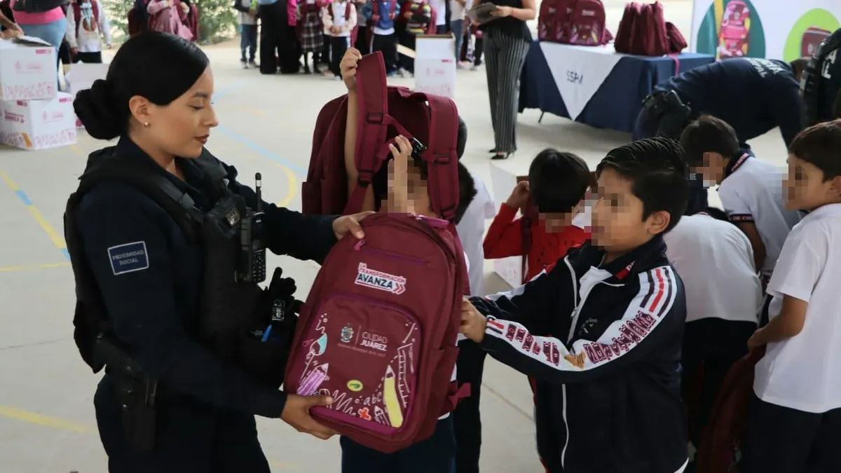 Entregan 2 mil 656 mochilas en cinco primarias de Ciudad Juárez