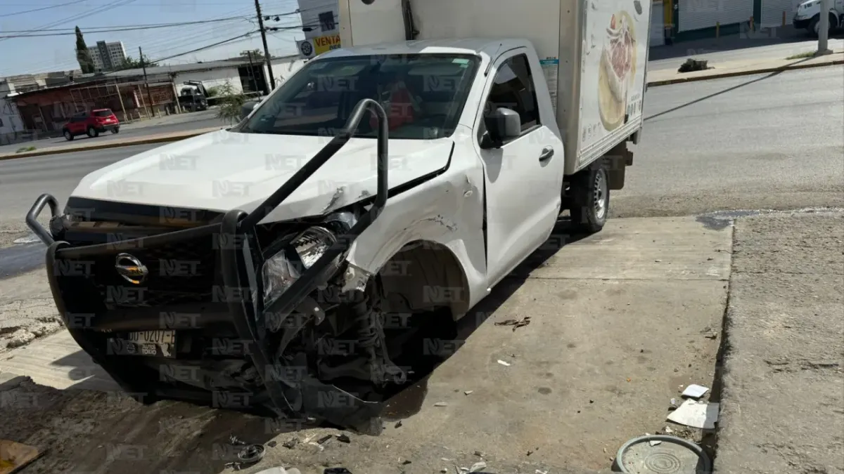 Vuelca camión de cárnicos y camioneta choca contra portón en la Óscar Flores