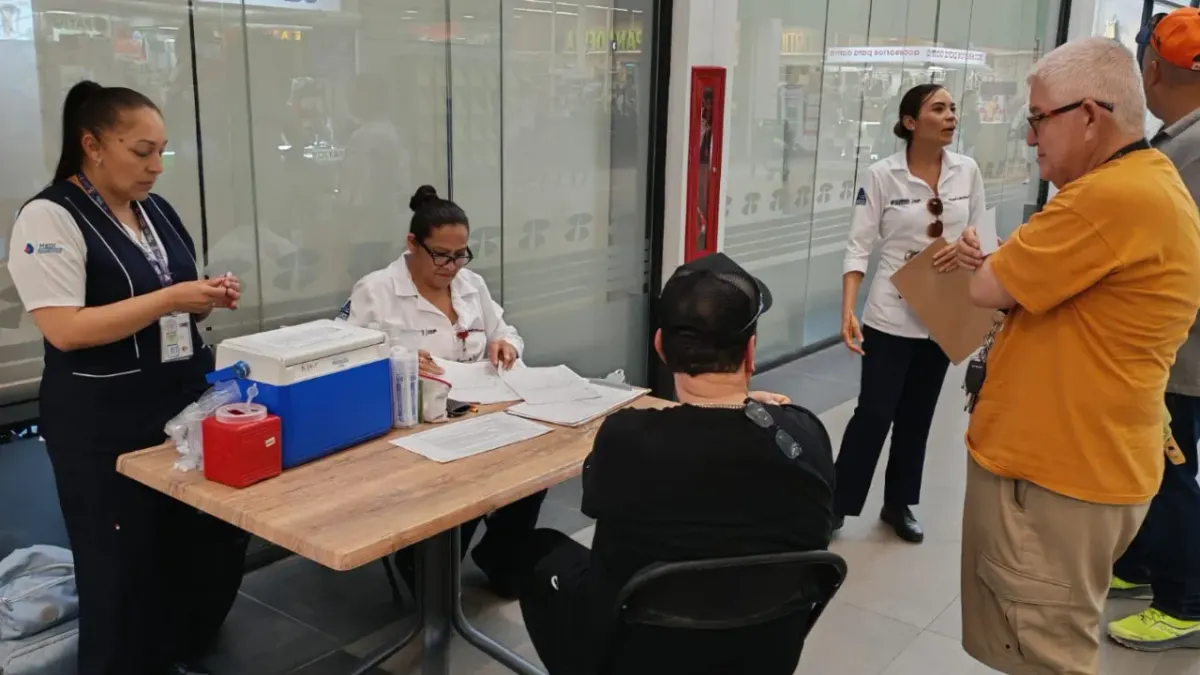 Aprovechan juarenses vacunación gratuita en plazas comerciales