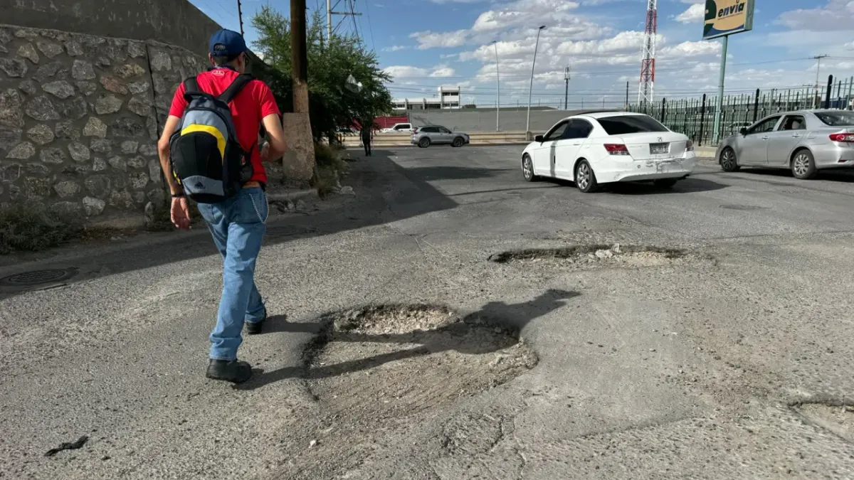 Piden choferes reparar baches frente a la Central Camionera de Juárez