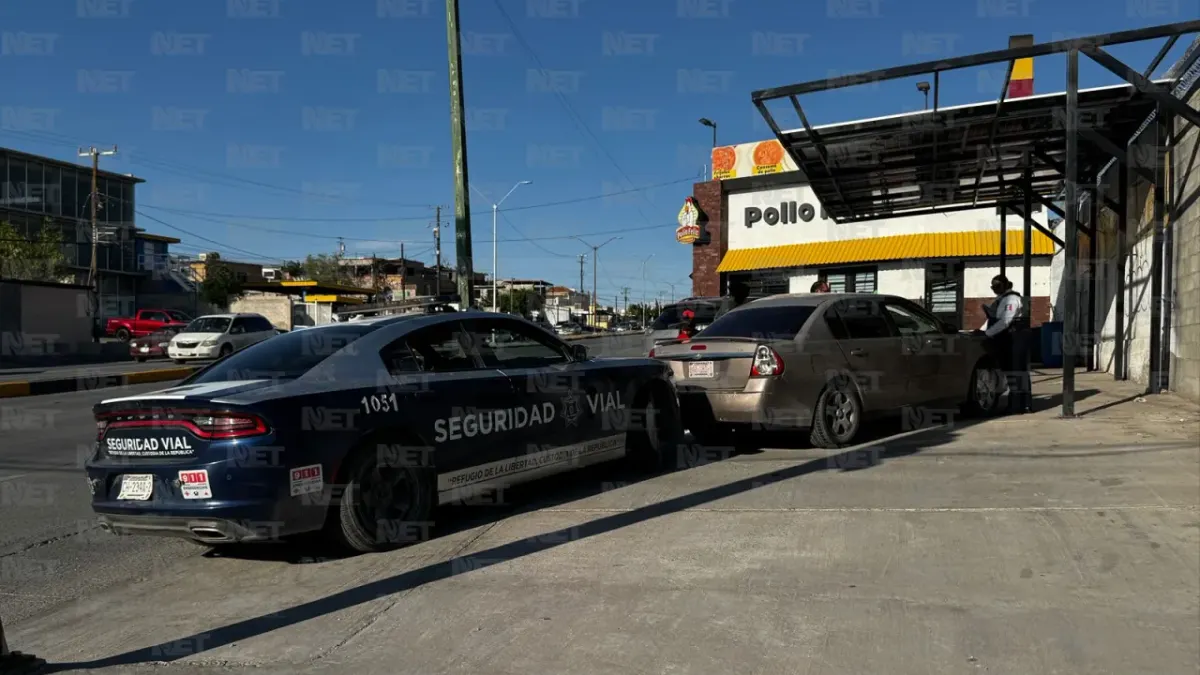 Queda mujer atrapada tras choque en Carlos Amaya y Cartagena
