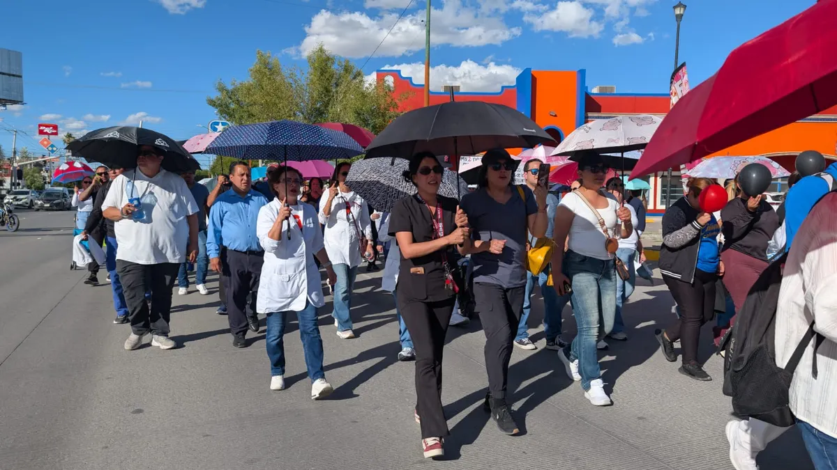 Más de mil trabajadores del IMSS marchan en Juárez; exigen aumento salarial e insumos