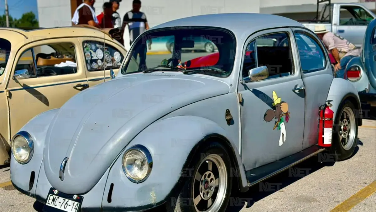 Celebran Día del Vocho con caravana de más de 100 autos en Juárez