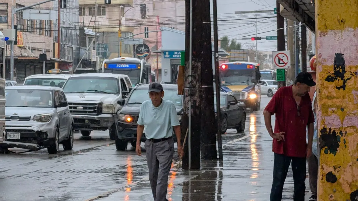 Provoca caos vial cierre de pasos a desnivel en el Centro de Juárez