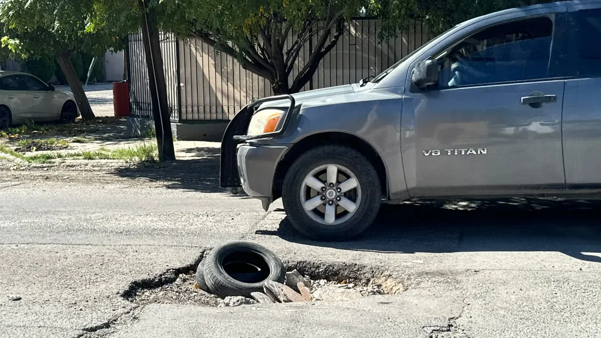 Vecinos de Los Lagos piden reparar calle afectada por baches