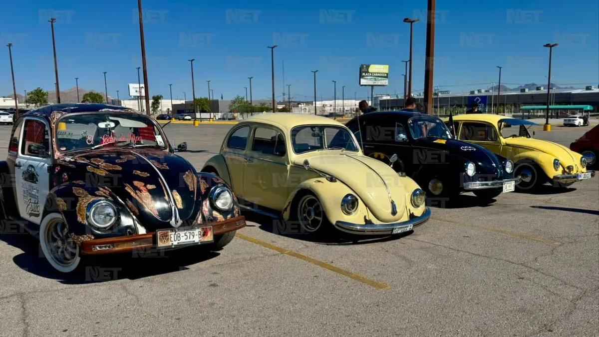 Celebran Día del Vocho con caravana de más de 100 autos en Juárez