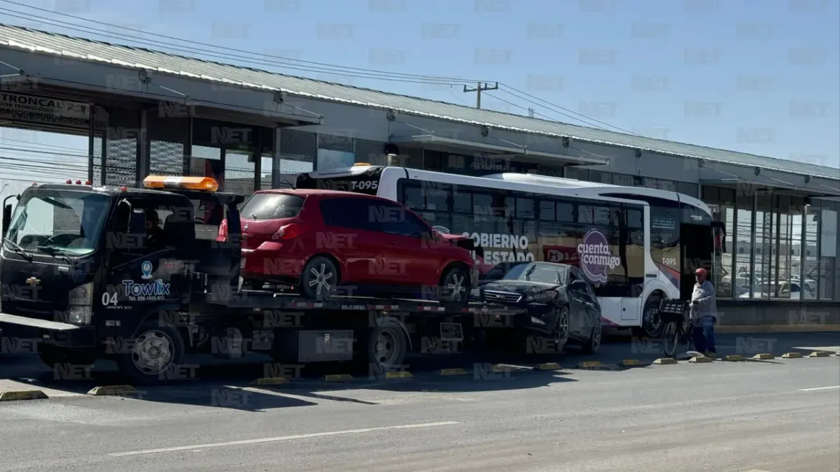 Chocan Juárez Bus y dos vehículos en la Tecnológico