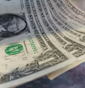 Dólar registra ligera alza en casas de cambio este viernes