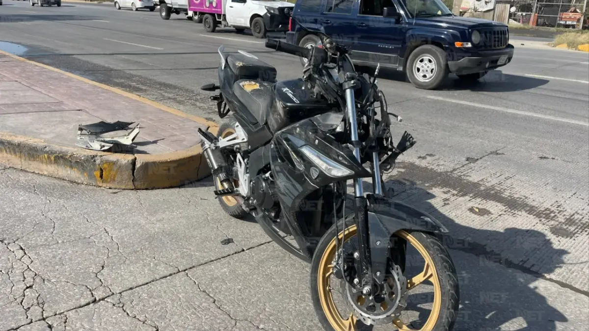 Carambola en Gómez Morín deja daños materiales y un motociclista lesionado