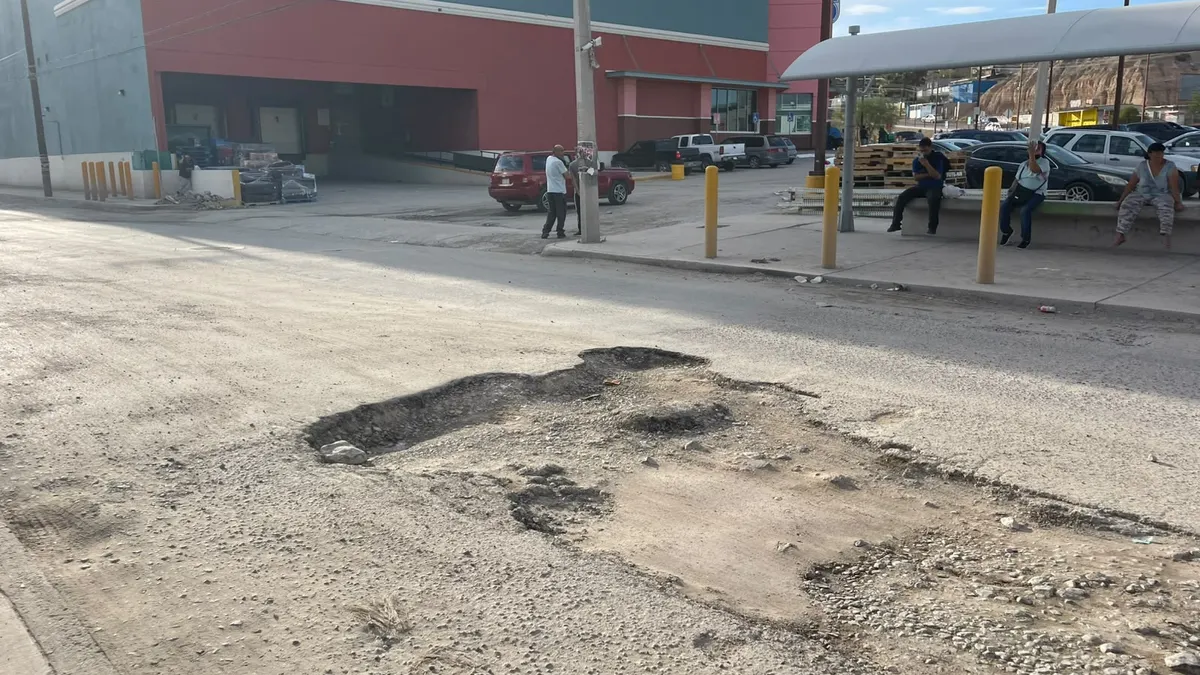 Vecinos de colonia Torreón exigen bacheo urgente en la Mariano Matamoros