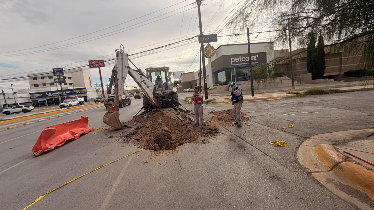 Cierran parcialmente la Paseo Triunfo por reparación de hundimiento