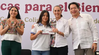 Defiende Sheinbaum beca universal para estudiantes de preparatoria