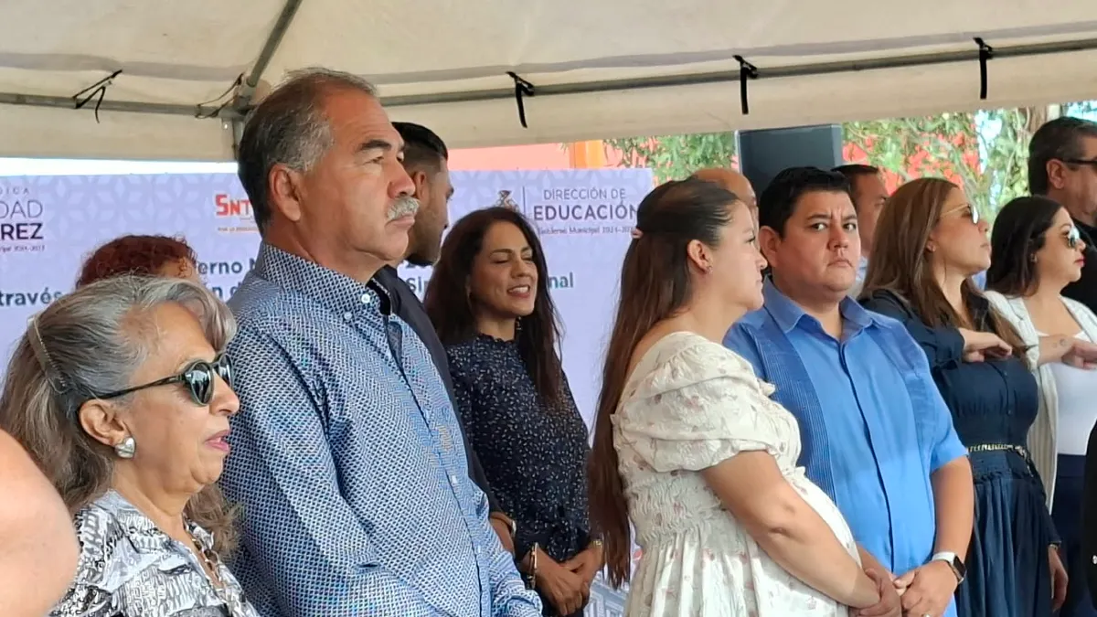 Honran a Silvia Socorro Terrazas con placa en la Rotonda del Maestro Ilustre