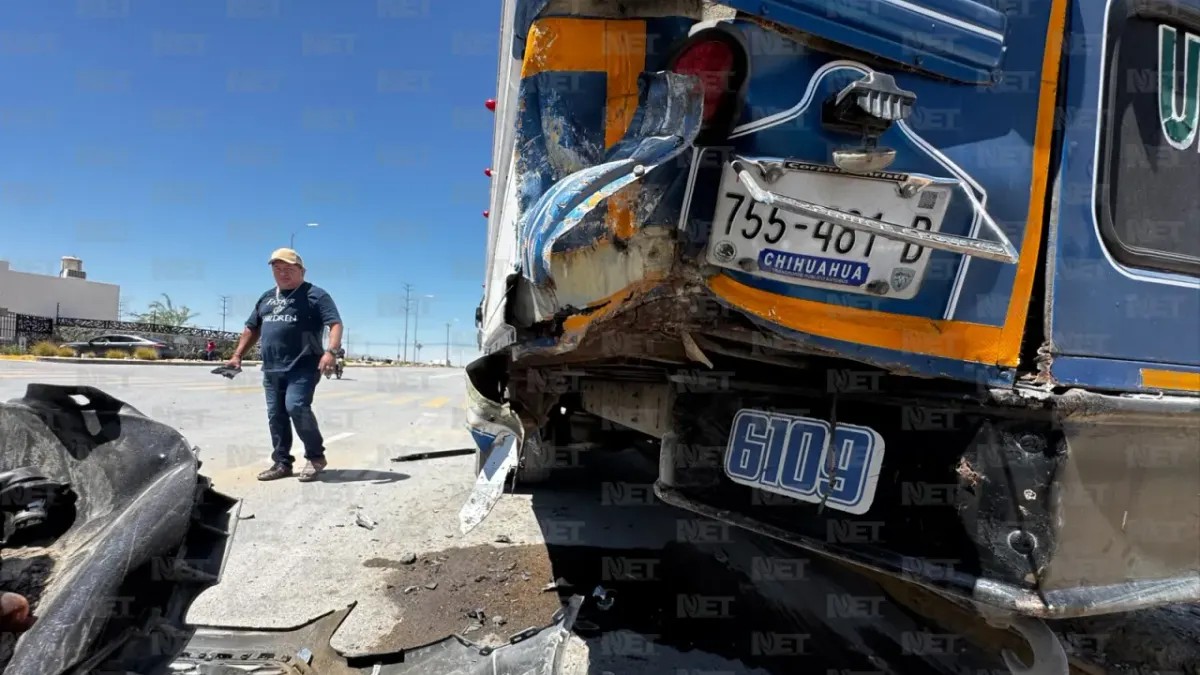 Choca conductor contra camión estacionado en Juárez