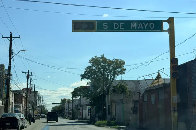 Lluvias y voltaje afectan funcionamiento de semáforos en Juárez