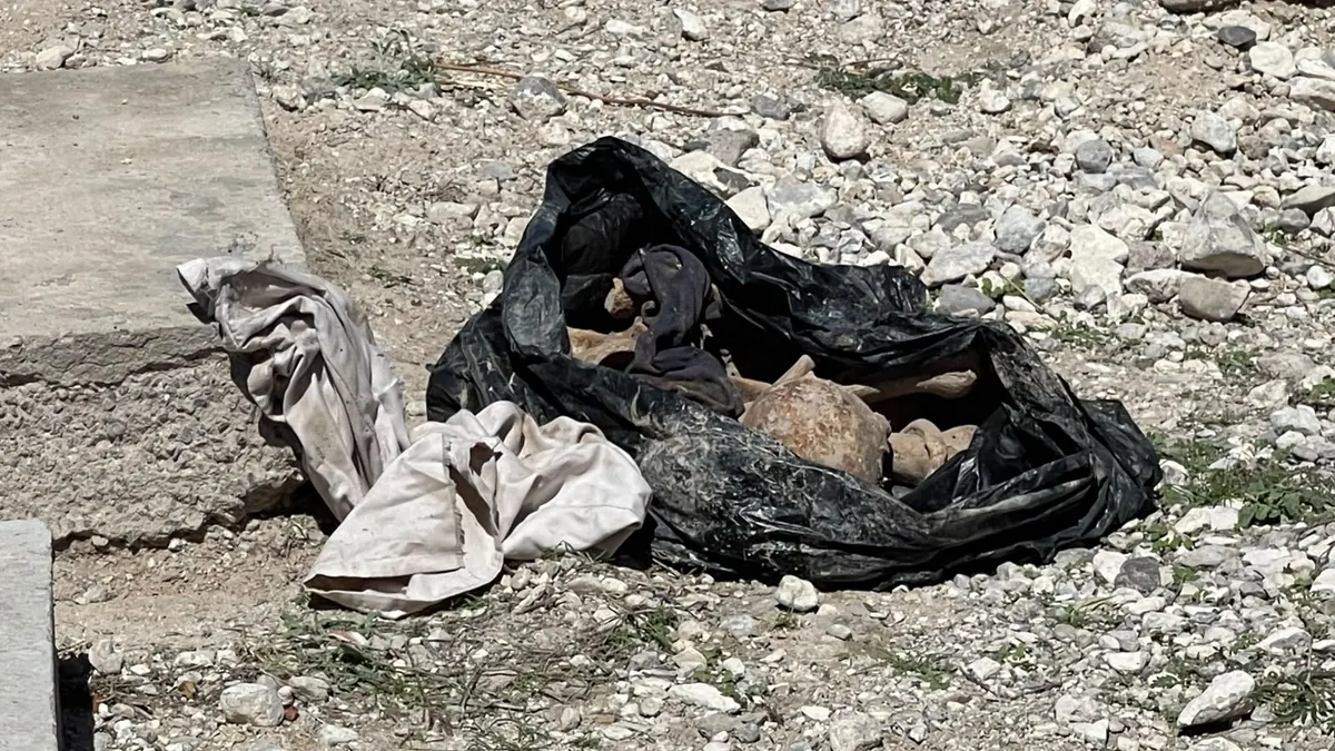 Hallan cráneo y restos óseos dentro de una bolsa en panteón Tepeyac