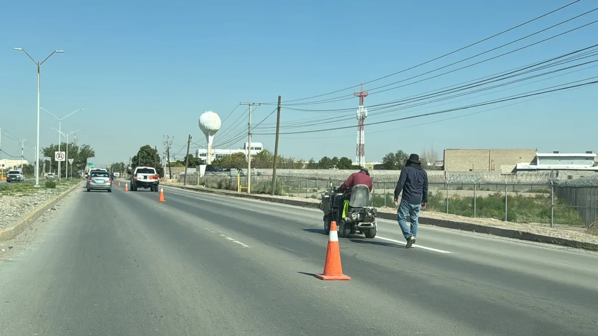 Cierran dos carriles del bulevar Óscar Flores por trabajos de pintura