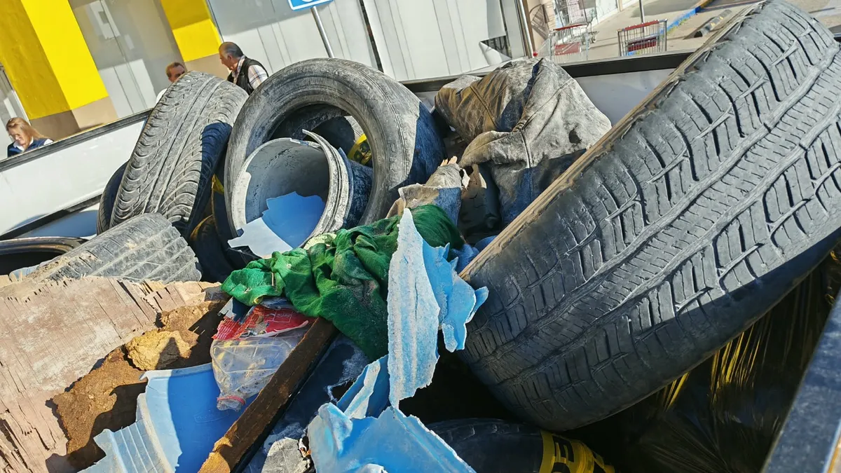 Exhibe JMAS desechos extraídos del drenaje en Plaza Las Américas