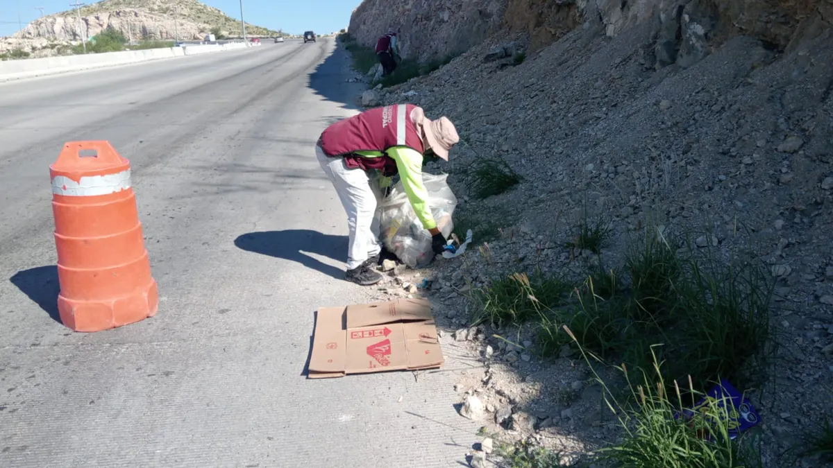 Retiran basura y tiliches del Periférico Camino Real en nueva jornada de limpieza