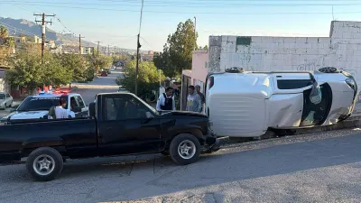 Aparatoso choque vuelca auto compacto en Juárez; no hubo lesionados