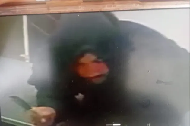 Difunden video de asaltantes que golpearon a empleadas en puesto de burritos