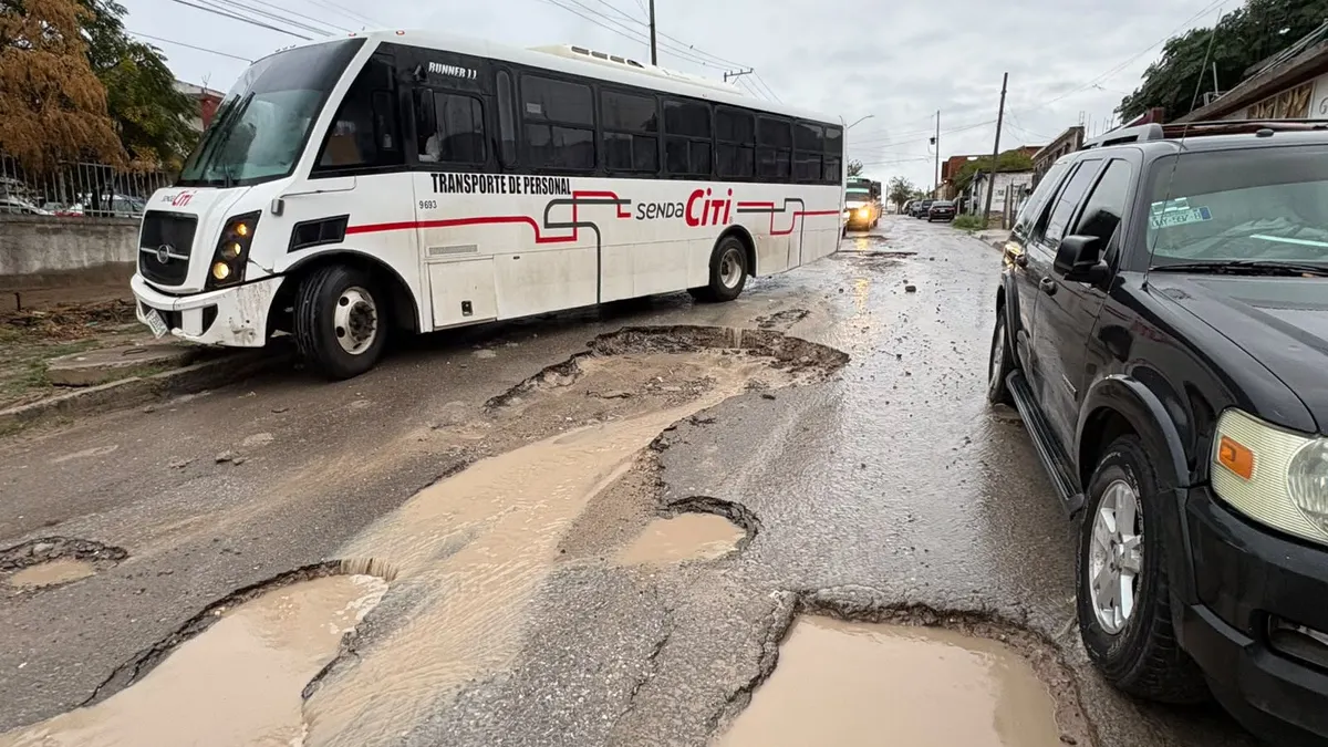 Lluvias provocan socavones en vialidad de Águilas de Zaragoza