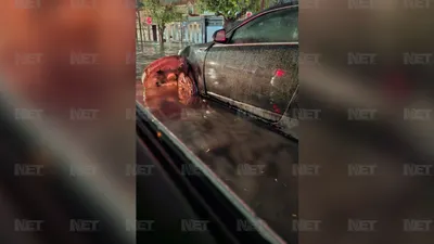 Queda varado automovilista al caer en alcantarilla abierta en calle inundada