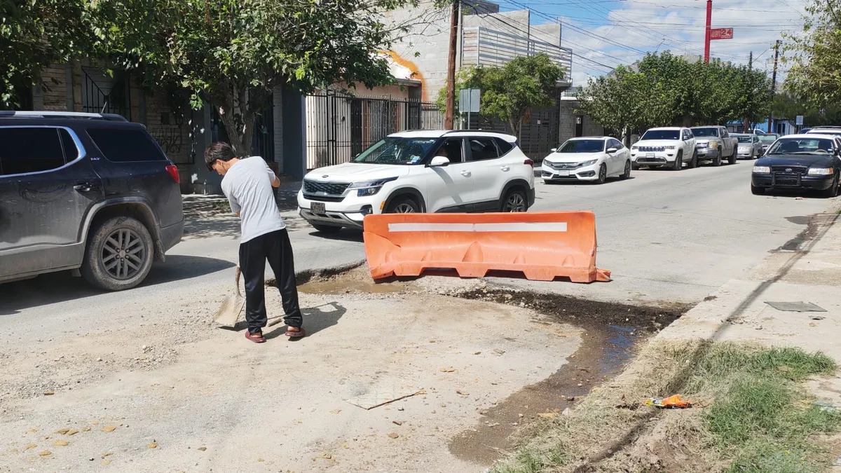 Reportan hundimiento en la calle 5 de Mayo, en la colonia Cuauhtémoc