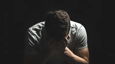Enfrentan millennials crisis de los 40 con agotamiento y búsqueda de estabilidad