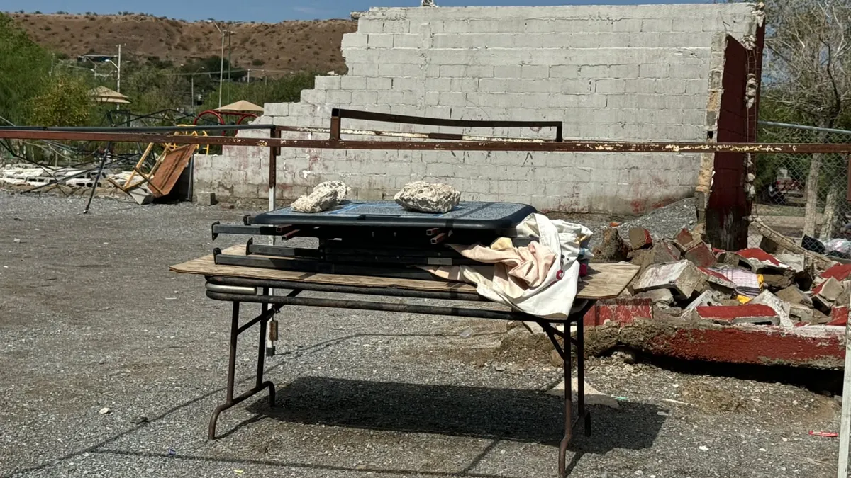 Comerciantes de segundas en Anapra temen perder su espacio tras colapso de barda