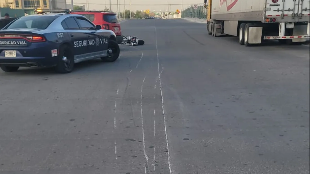 Camioneta de seguridad privada lesiona a motociclista en choque y se da a la fuga