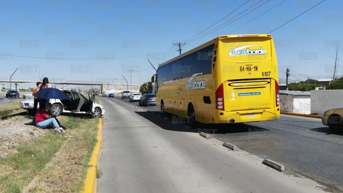 Chocan dompe y auto en el eje vial Juan Gabriel; conductora sufre crisis nerviosa
