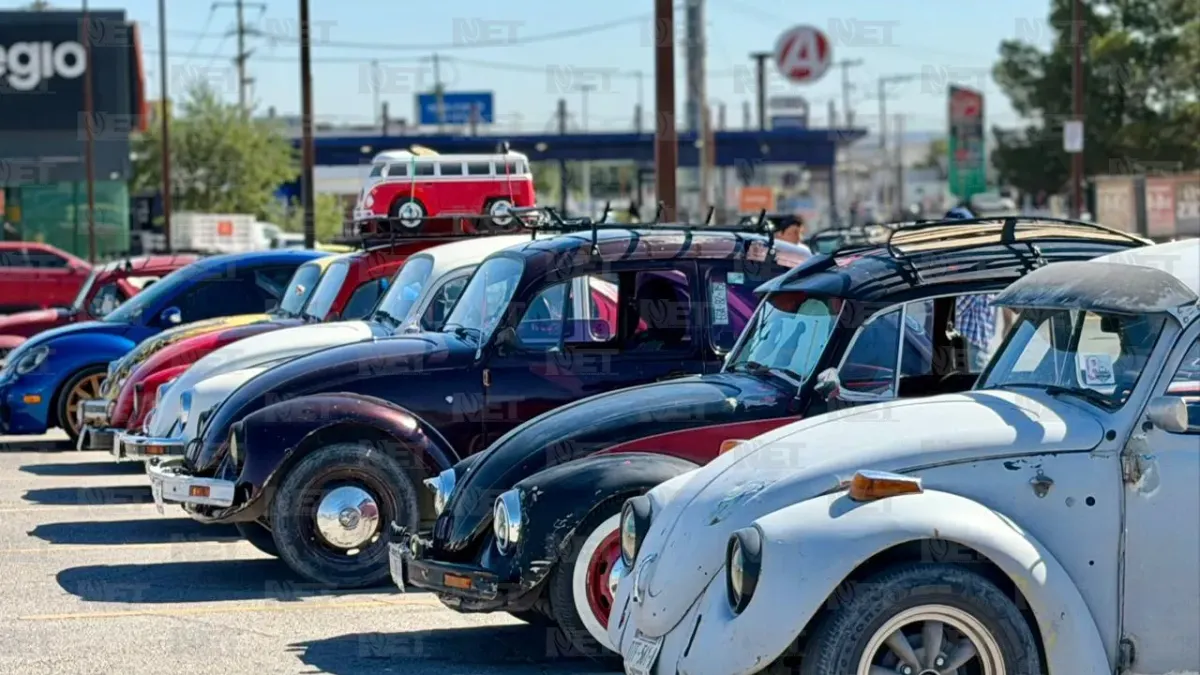 Celebran Día del Vocho con caravana de más de 100 autos en Juárez