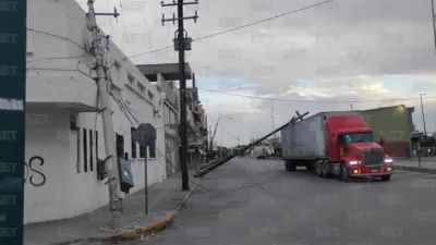 Tráiler derriba postes y mantienen acordonado cruce en Zona Centro