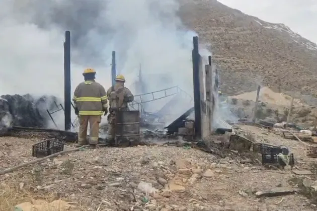 Controlan Bomberos incendio en rancho del Camino Real