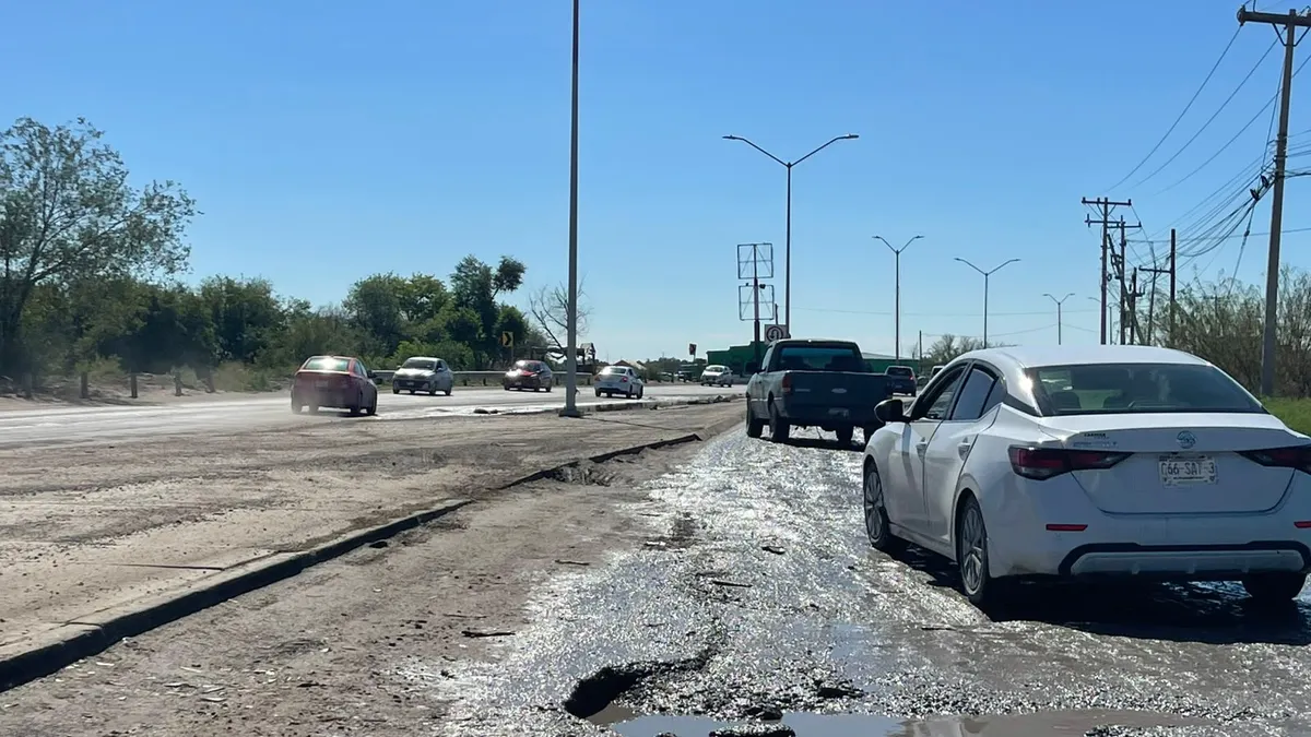 Baches obligan a invadir carril en la Juárez-Porvenir