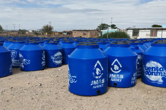 Entrega JMAS tinacos a mil 800 familias en Los Kilómetros