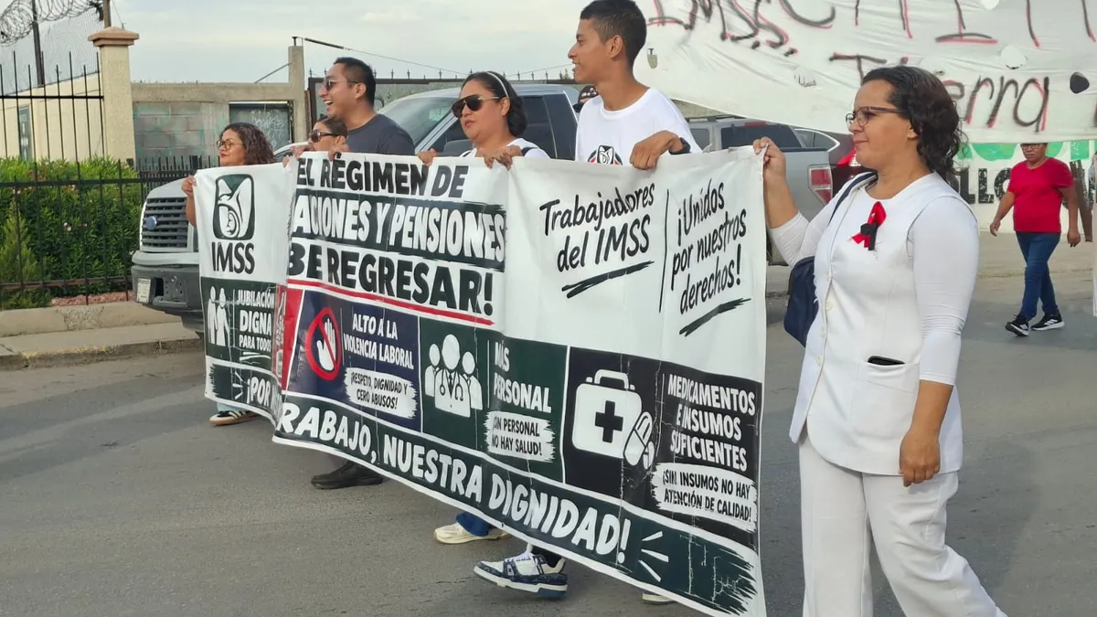 Marchan trabajadores del IMSS en Juárez; rechazan aumento salarial del 8%