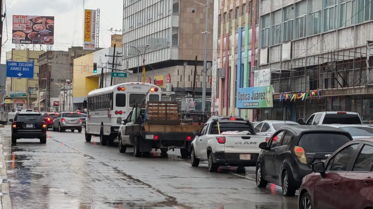 Provoca caos vial cierre de pasos a desnivel en el Centro de Juárez