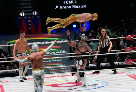 Turistas del Mundial abarrotan la Arena México para ver lucha libre