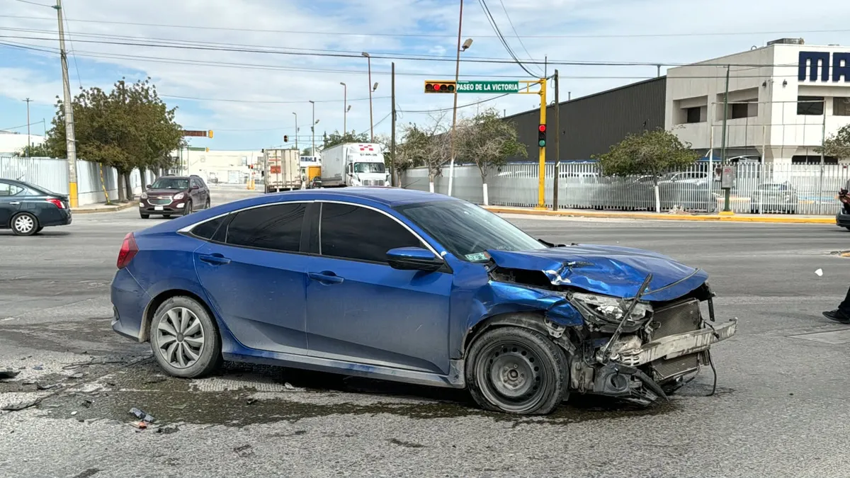 Deja choque dos autos varados en Paseo de la Victoria y Tapioca